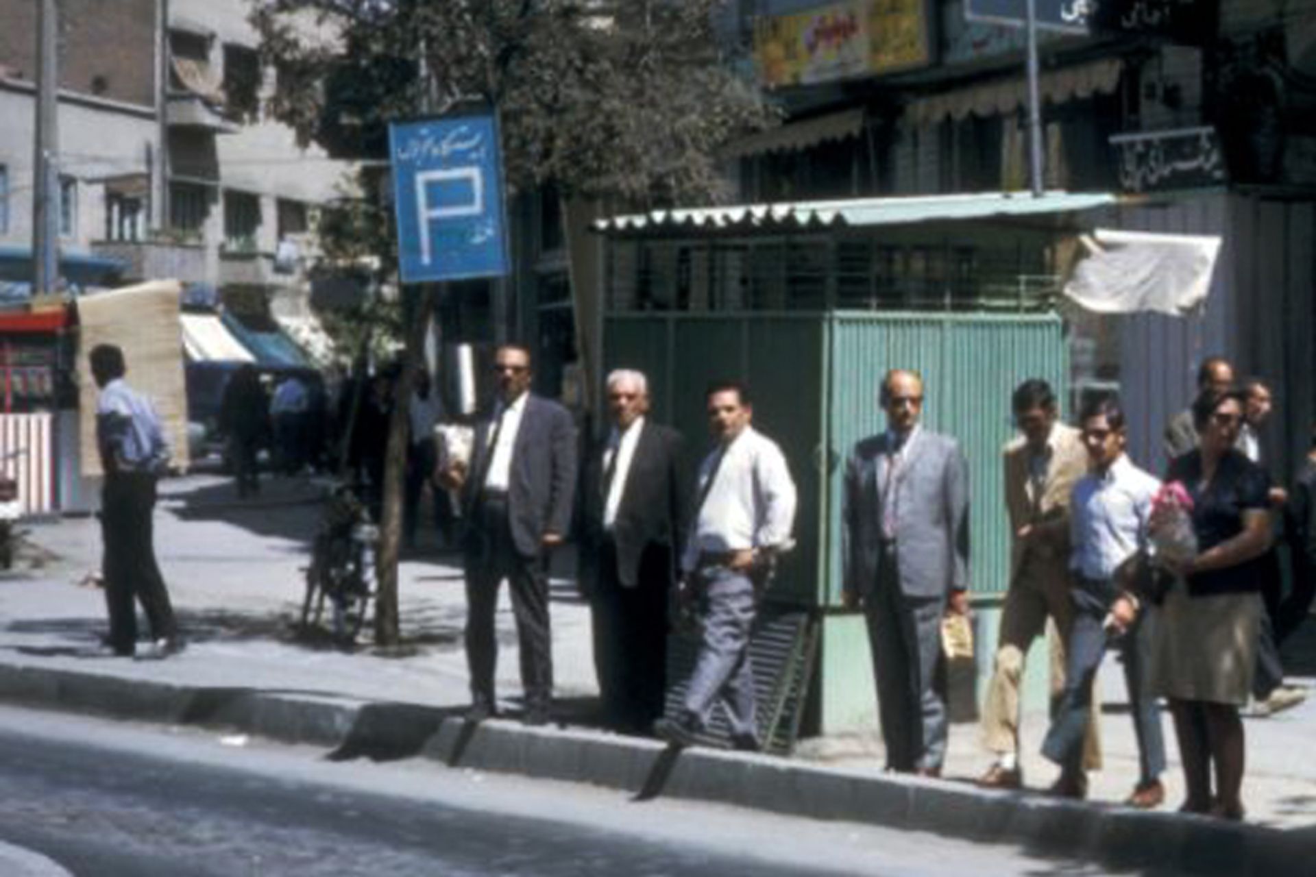 سفر به تهران قدیم؛ تیپهای دیدنی مردم در صف اتوبوس خیابان فردوسی دهه ۵۰ 3 عکس تاریخی خیابان فردوسی تهران و مردم شهر