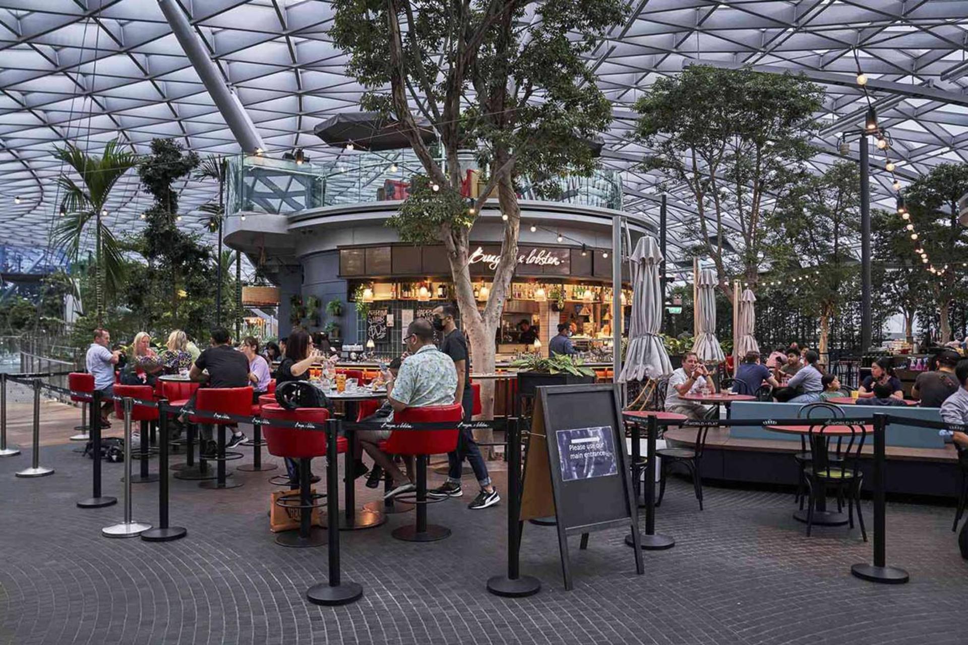 گردشگران در رستوران فرودگاه چانگی سنگاپور