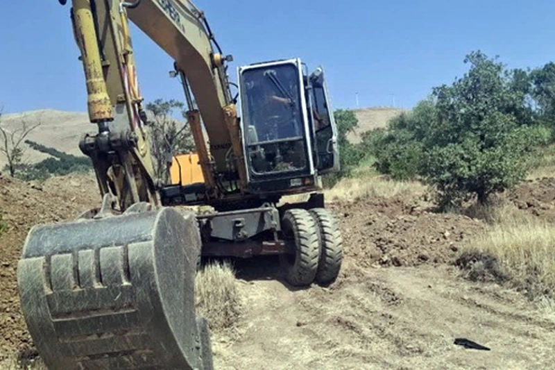 حفاران با بیل مکانیکی به قبرستان تاریخی زدند!