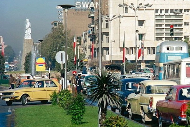 نوستالژی تهران؛ اتوبوس‌ دو طبقه و خودروهای رنگارنگ در میدان فردوسی