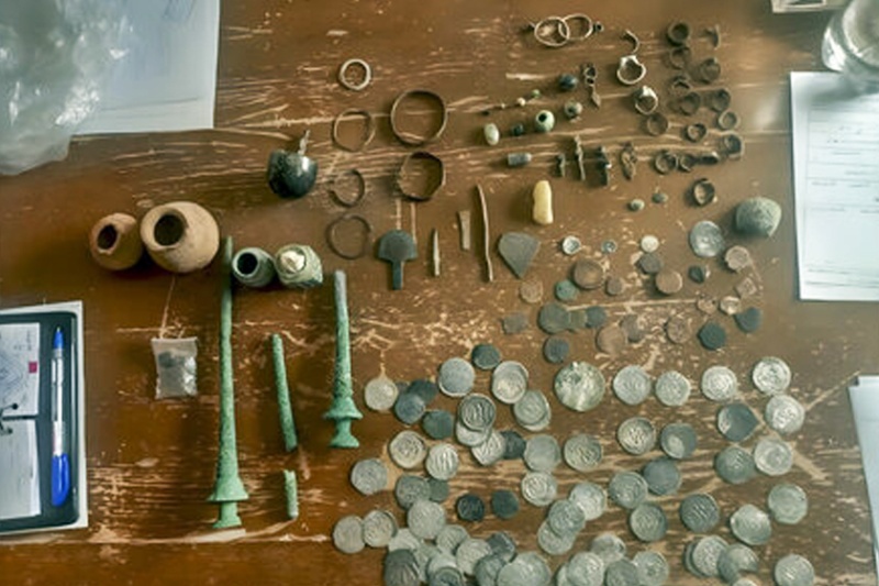 شکار گنج پنهان در کرمان؛ کشف صدها شیء تاریخی از چنگ قاچاقچیان