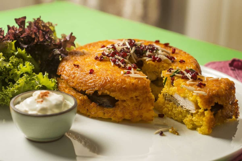 طرز تهیه ته‌چین مرغ زعفرانی؛ خوش‌عطر، برشته و بی‌نقص