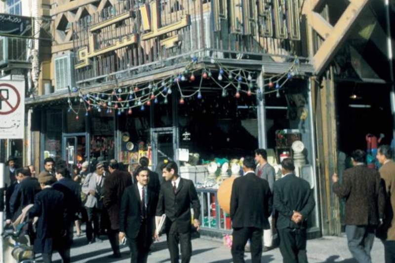 سفر به تهران قدیم؛ مردان خوشتیپ تهرانی روبه‌روی پلاسکو در دهه ۵۰