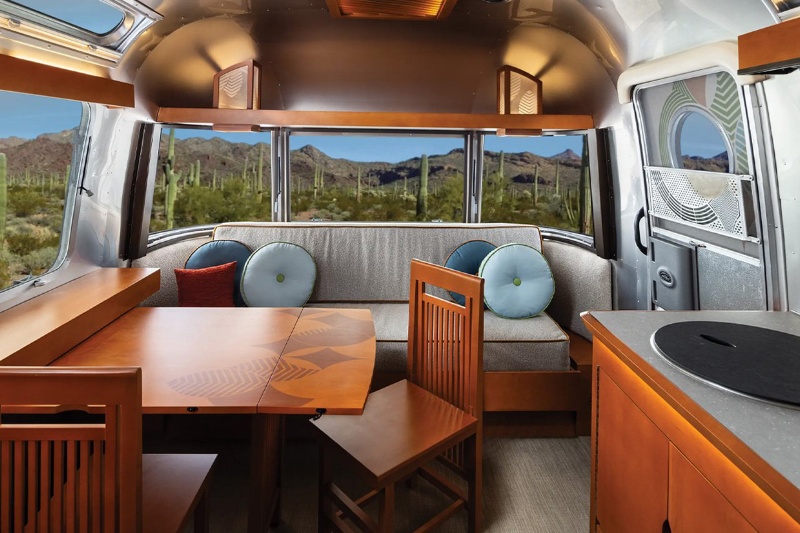 کوچ دائم در لوکس‌ترین کاروان دنیا؛ خانه‌ متحرک با طراحی بنیاد رایت