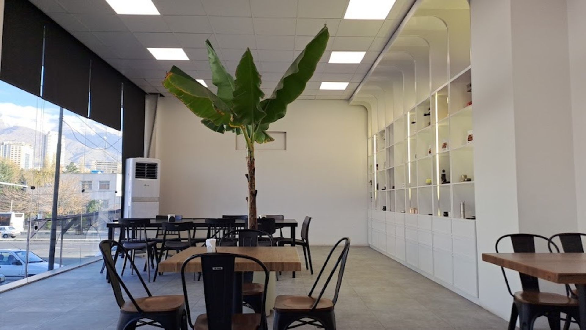 سالن و میز و صندلی های کافه نوژ