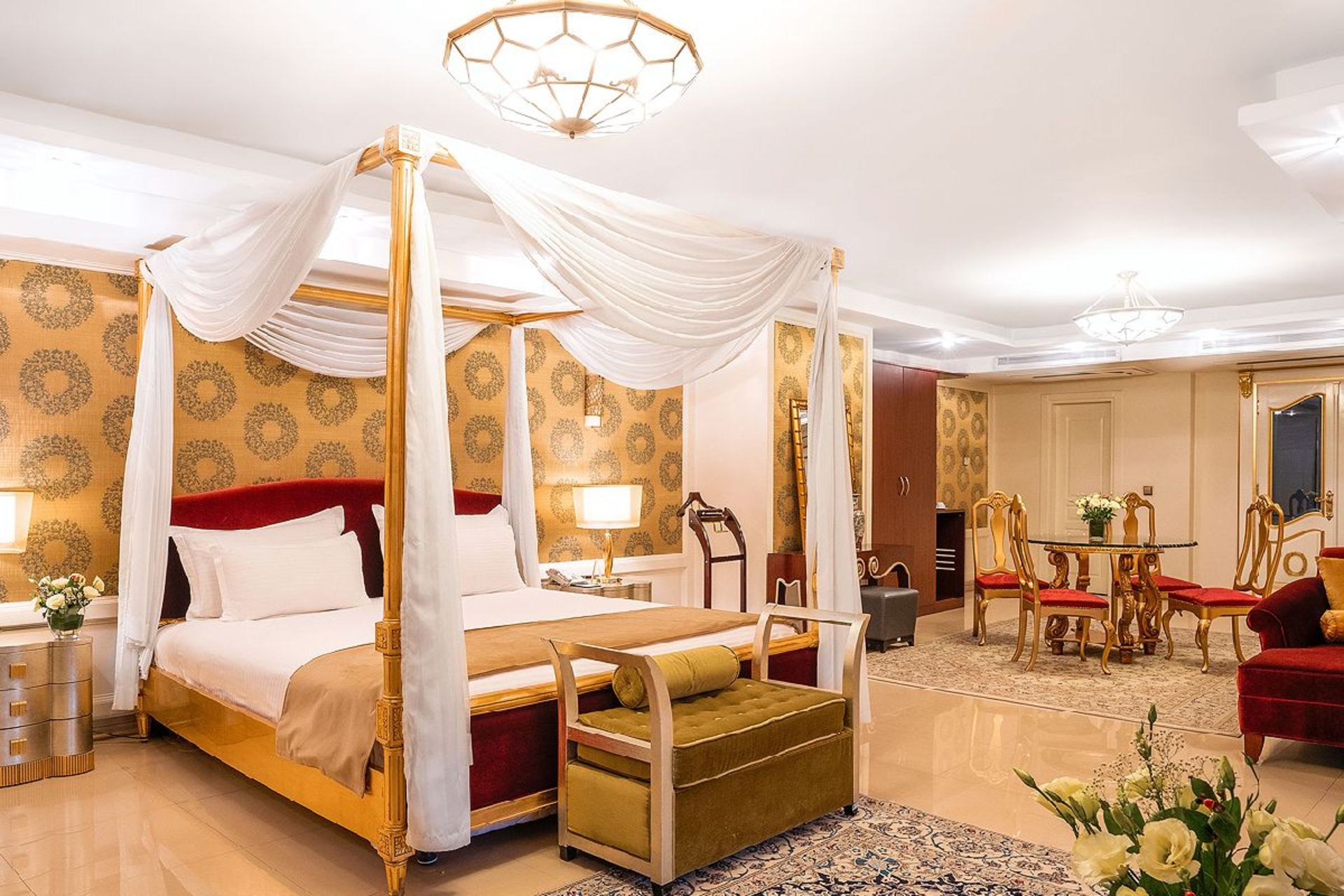 بهترین هتلهای لوکس تهران؛ ۱۰ هتل برای اقامت شاهانه در پایتخت 3 اتاق های لوکس هتل بین المللی اسپیناس تهران