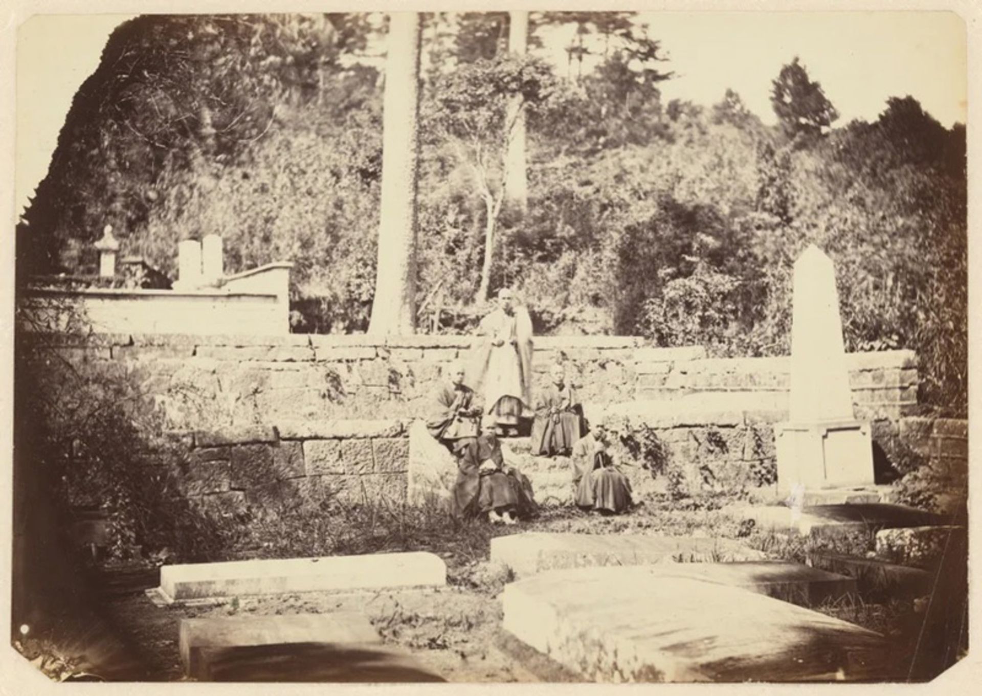 مردان ژاپنی در گورستان هلندی ناگازاکی