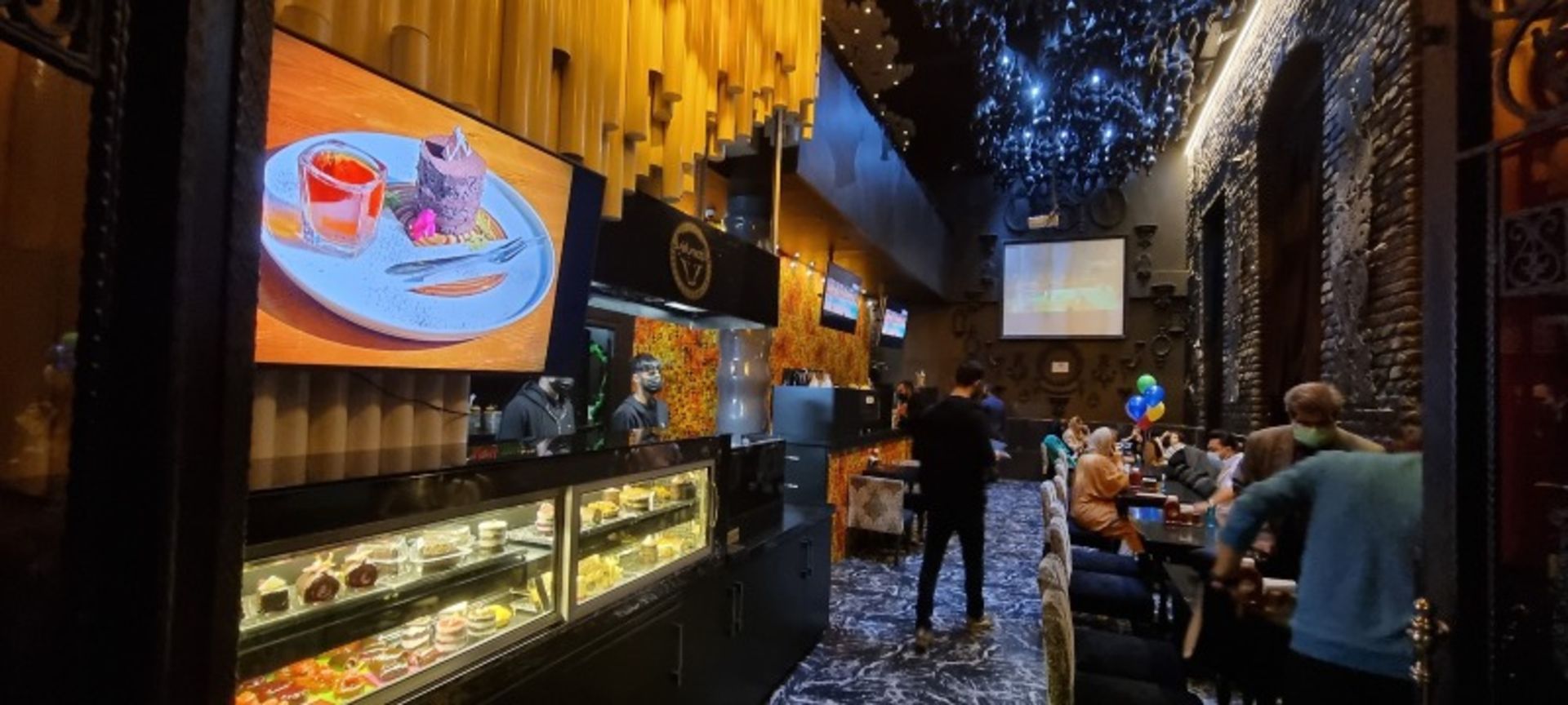 میز و صندلی های فضای بسته کافه بارزیل