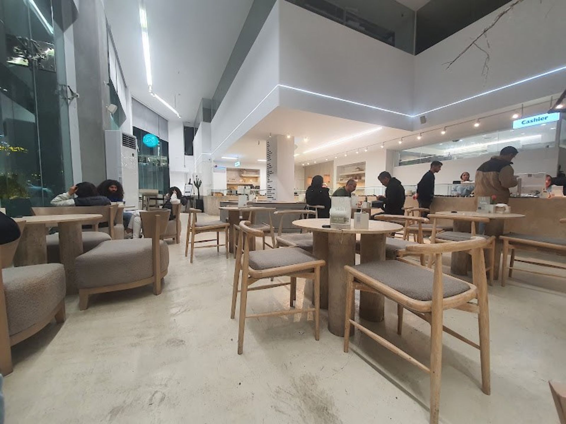 میز و صندلی های سالن کافه بیکری بن پن