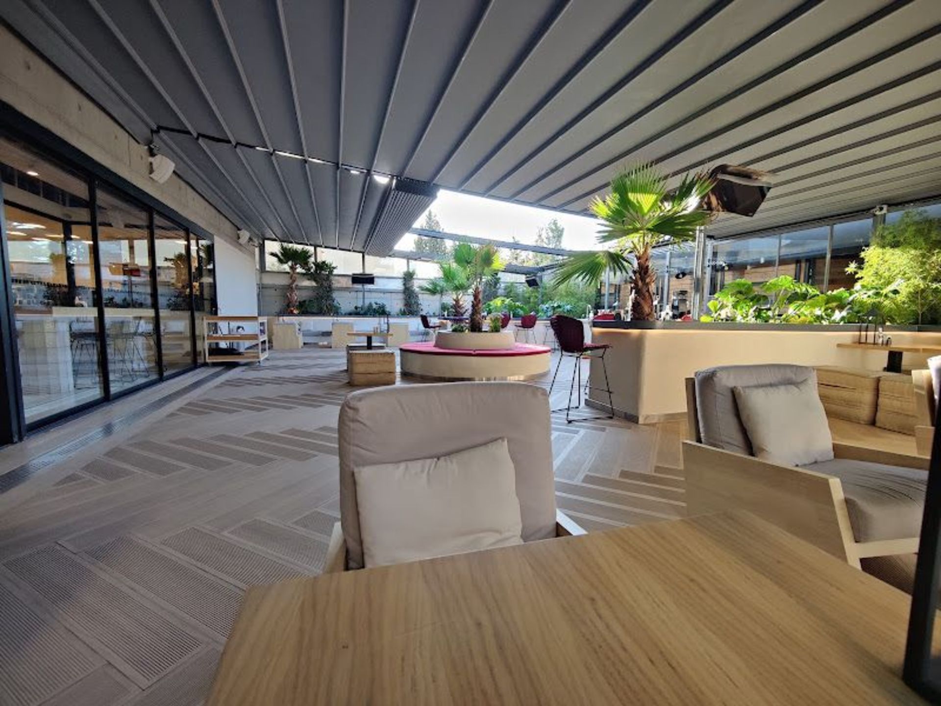 دکوراسیون چوبی فضای باز کافه پروژه د