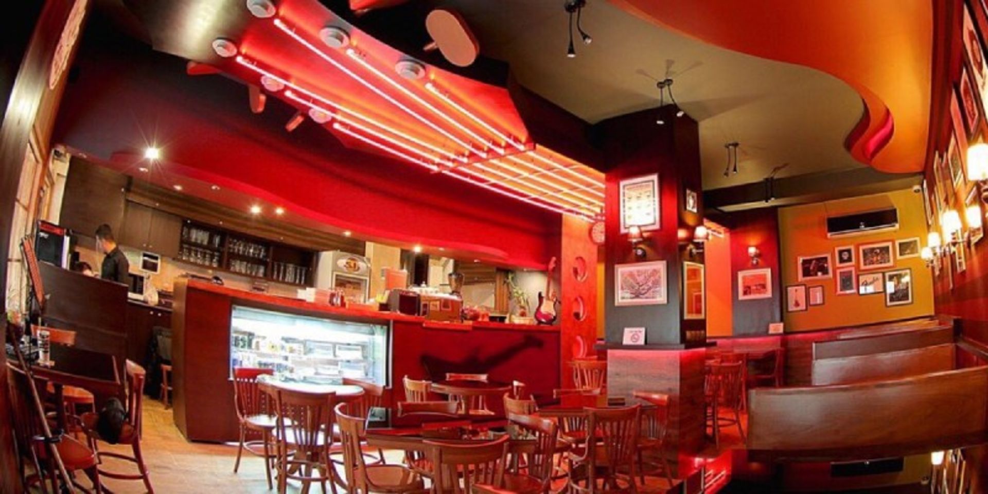 میز و صندلی های قرمز سالن کافه راک