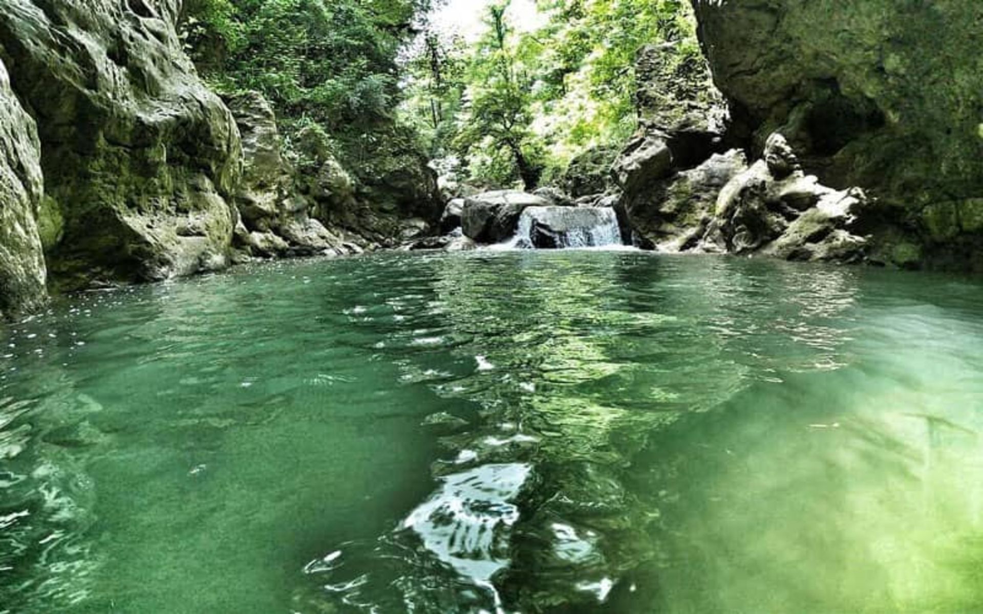 رودخانه کرکرود میان صخره های بلند