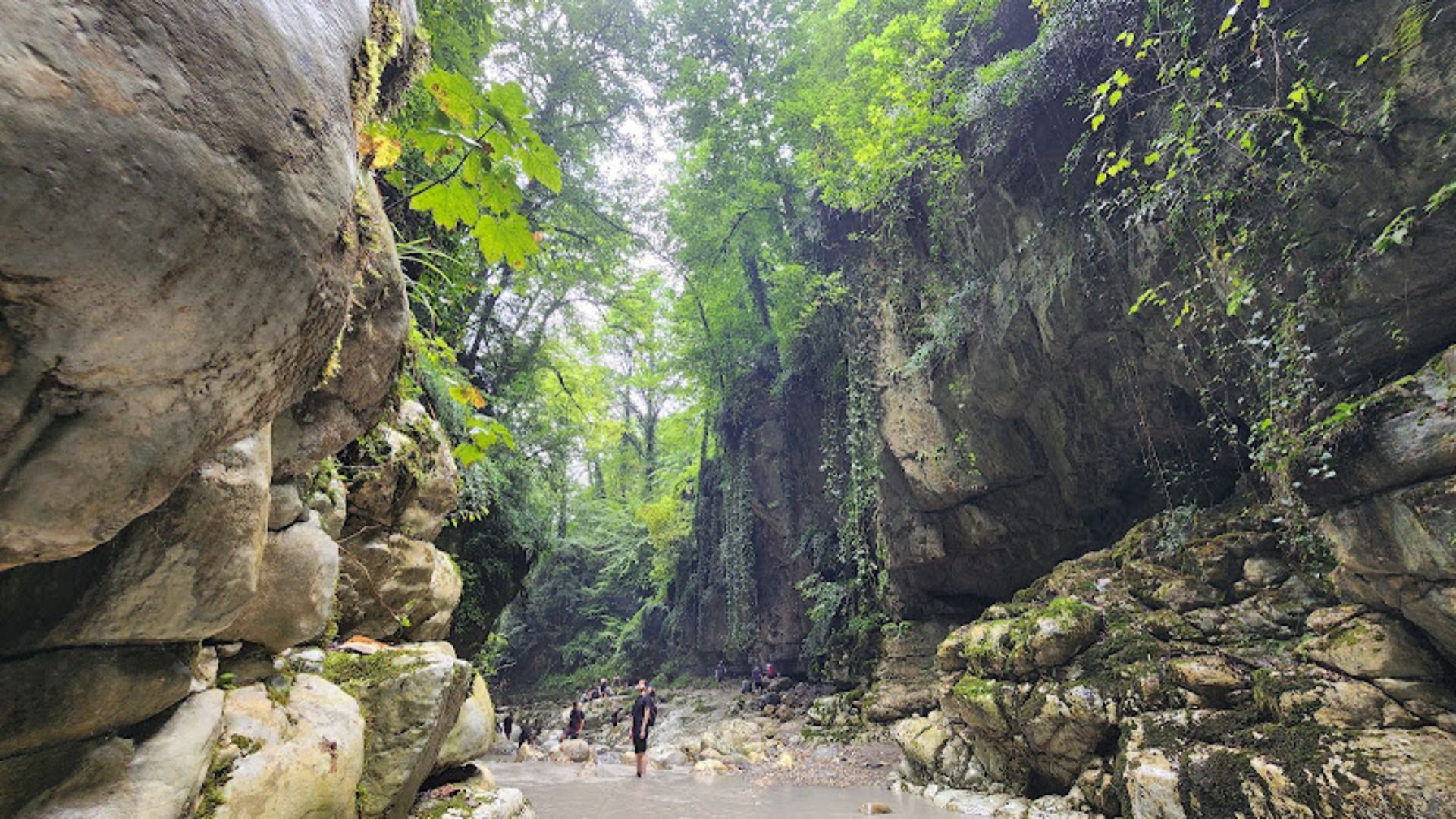 قسمت های کم عمق رودخانه کرکرود در تنگه دار