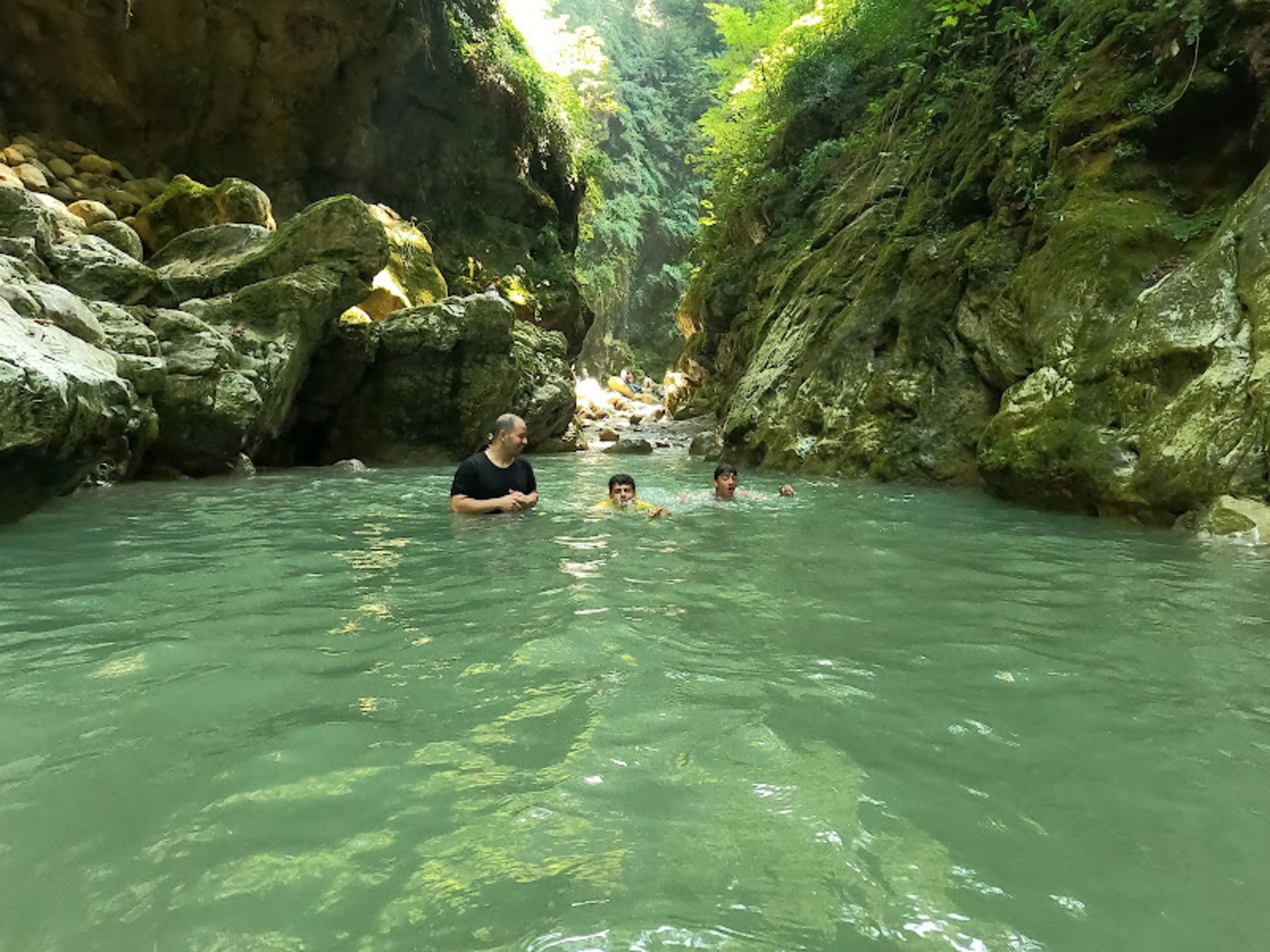 شنای گردشگران در تنگه دار نوشهر