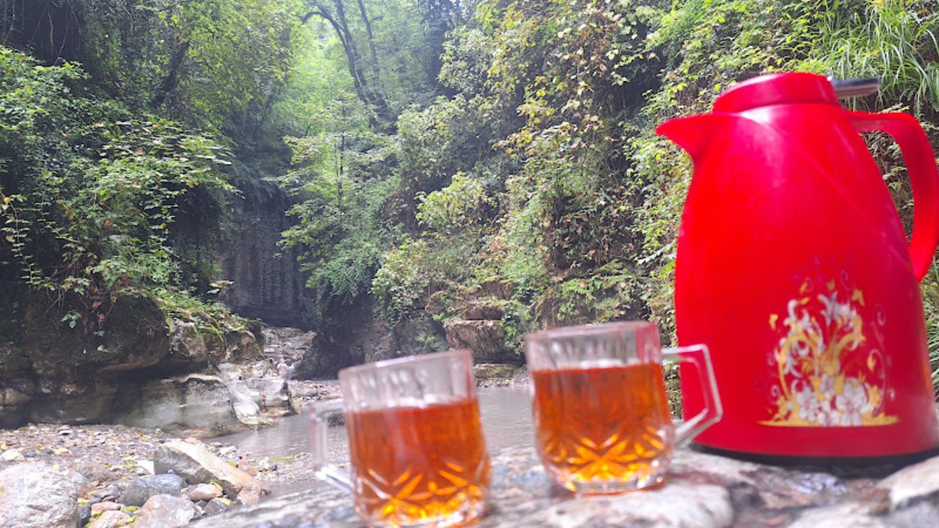 چایی و فلاسک قرمز در کنار تنگه دار