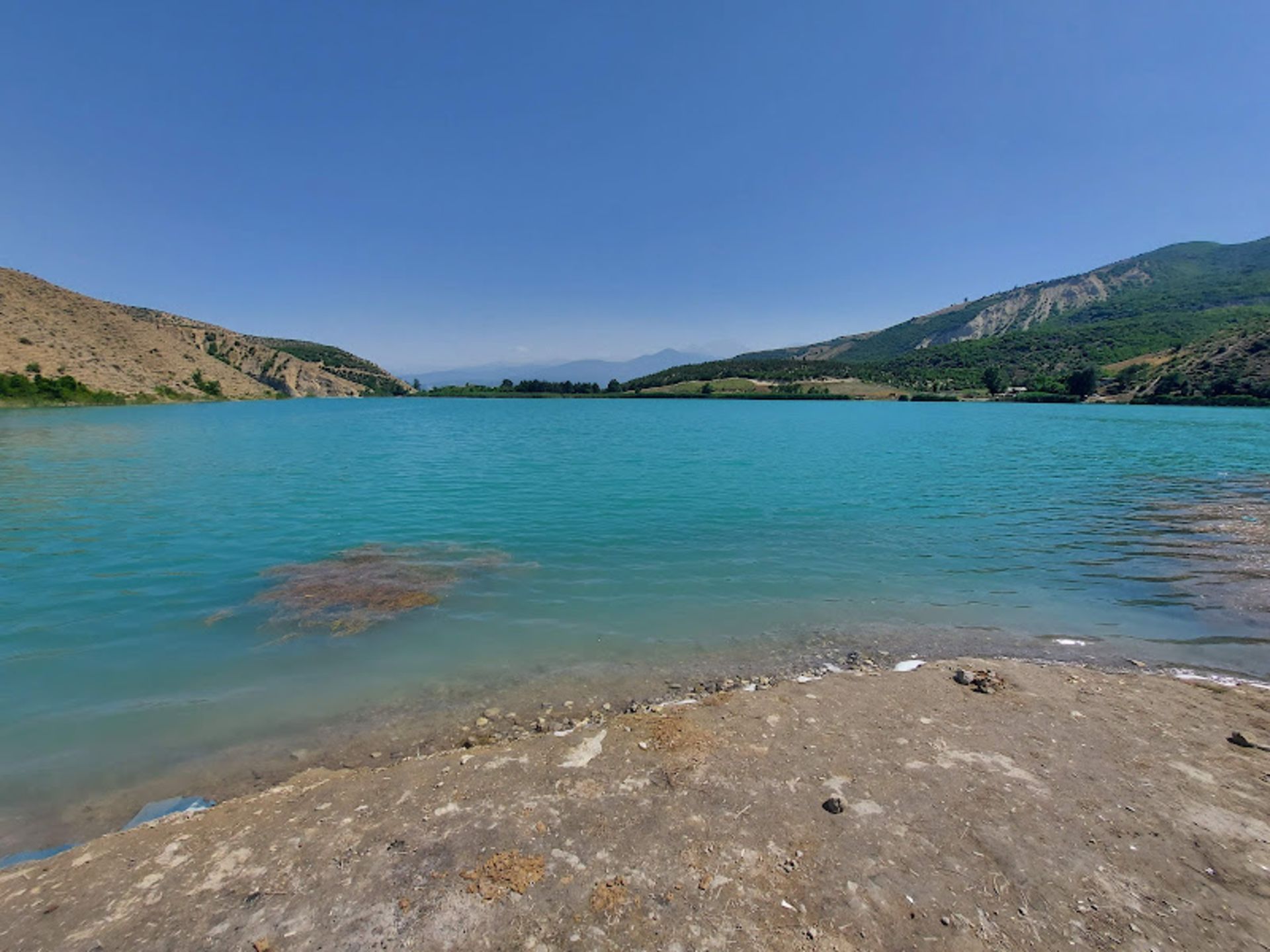 دریاچه ولشت در میان کوه ها