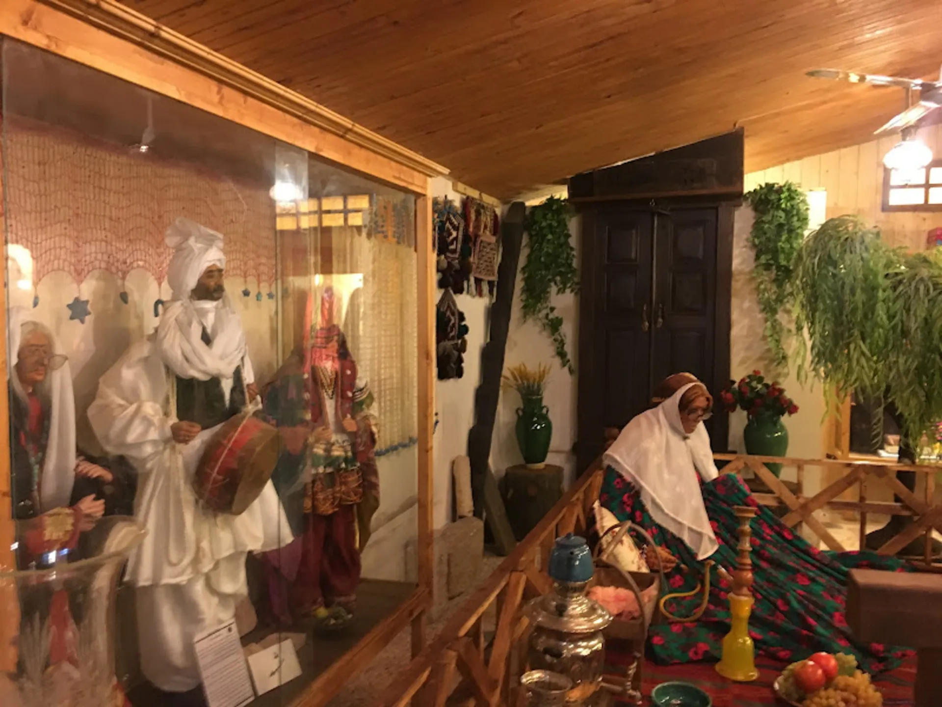 لباس های محلی در موزه مردم شناسی کشک سرا