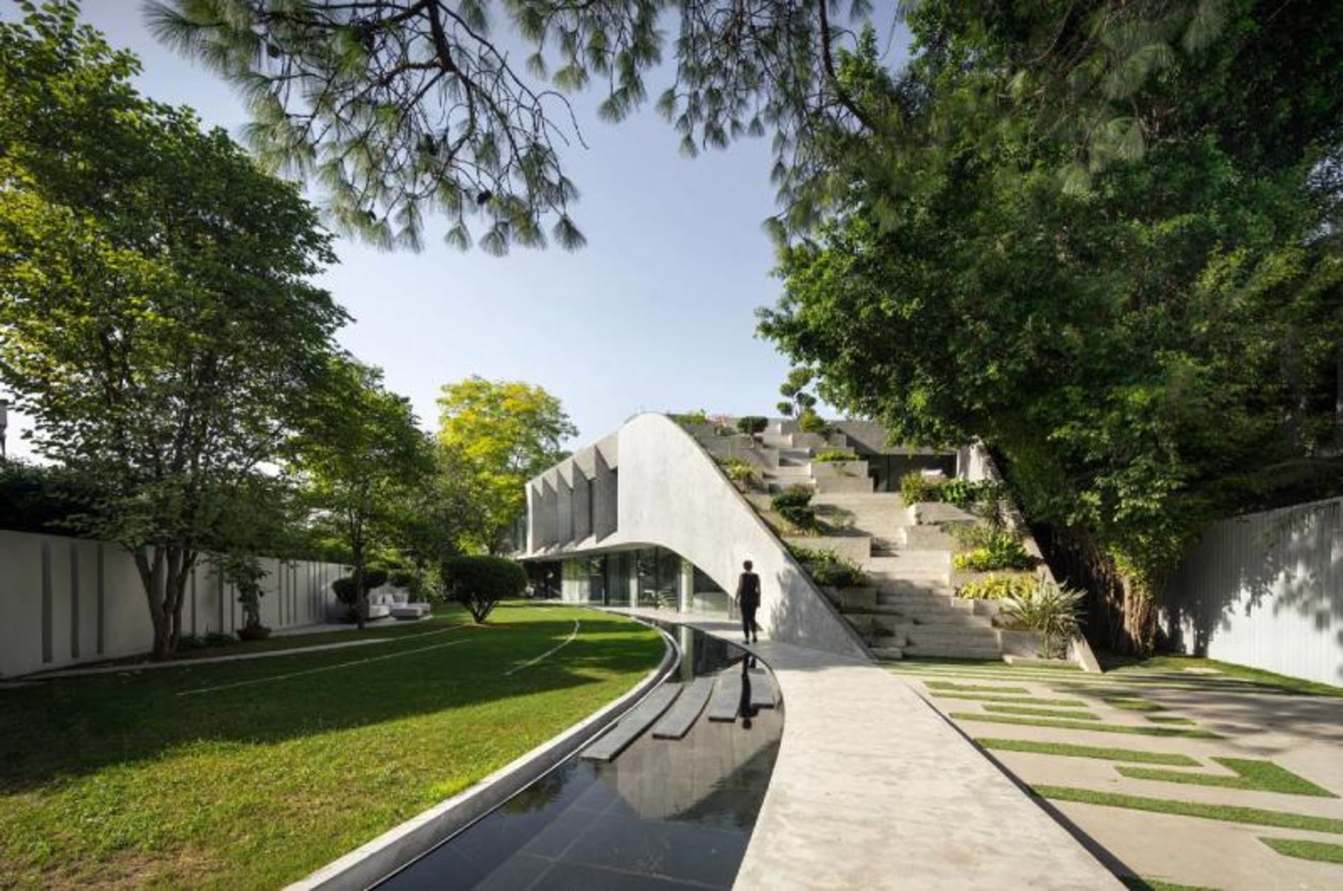 خانه مدرن با حیاط بزرگ و سبز