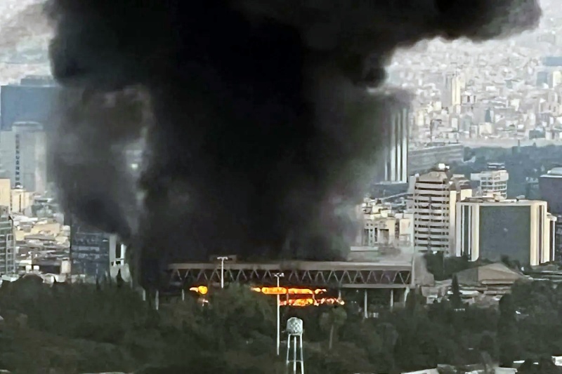 اثرات حمله موشکی به ساختمان شیشه‌ای باقی خواهند ماند