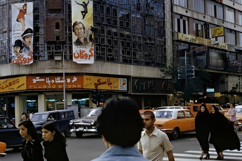 سفر به تهران قدیم؛ برنامه سینما و تیپ مردم دهه ۵۰ در خیابان ولیعصر!