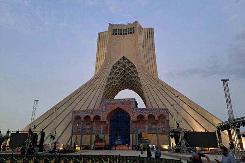 سازه غیرمجاز در حریم برج آزادی؛ میراث فرهنگی دستور جمع‌آوری داد