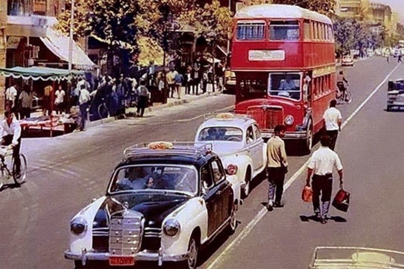 سفر به تهران قدیم؛ اتوبوس جذاب دو طبقه و مردم شهر در دهه ۳۰