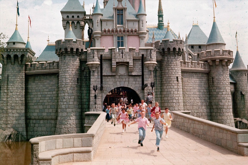 جادوی ۷۰ ساله دیزنی‌لند؛ سفر تصویری به روز افتتاح شادترین نقطه زمین