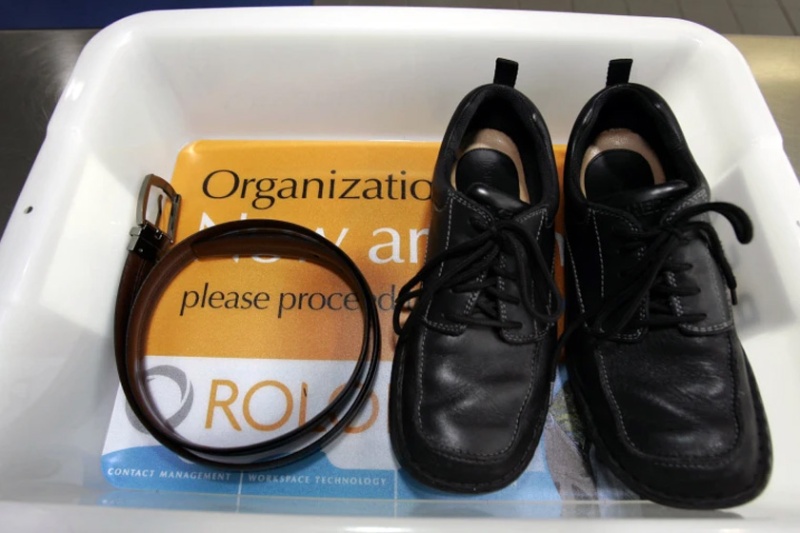 تصمیم عجیب آمریکا بعد ۲۰ سال؛ درآوردن کفش در فرودگاه دیگر اجباری نیست!