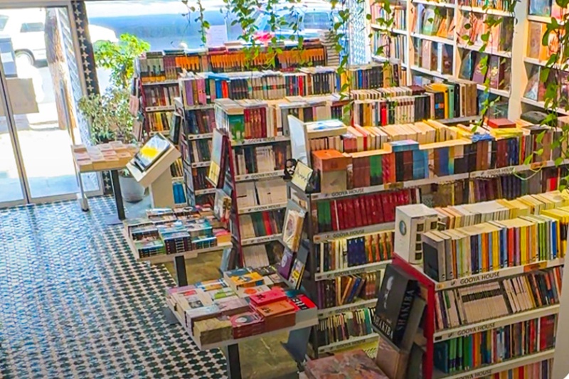 ویدیو | سه طبقه گردش در کتاب و کافه!