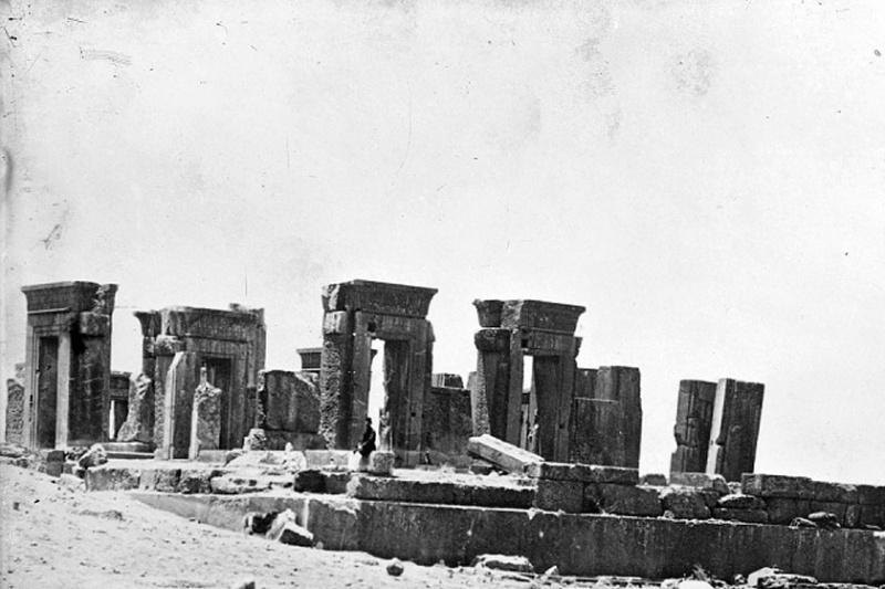 سفر به ایران قدیم؛ وقتی یک قجر بر ویرانه تخت جمشید نشست!
