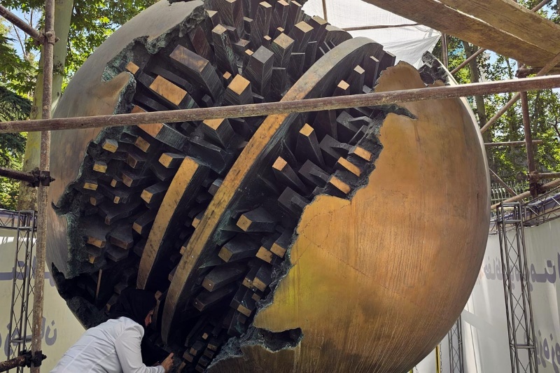 بزرگترین گوی برنزی پومودورو در ایران؛ جواهری هنری که دوباره می‌درخشد