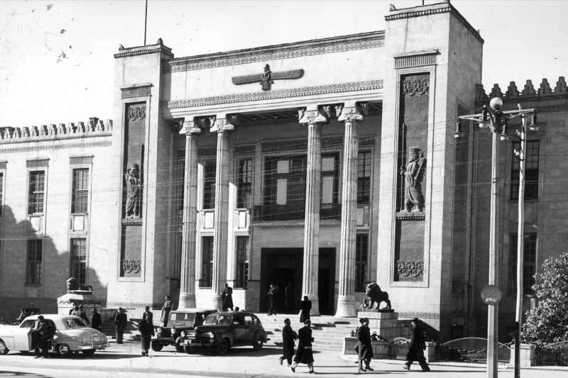 سفر به تهران قدیم؛ مردم شهر و شعبه خاص بانک در خیابان فردوسی!