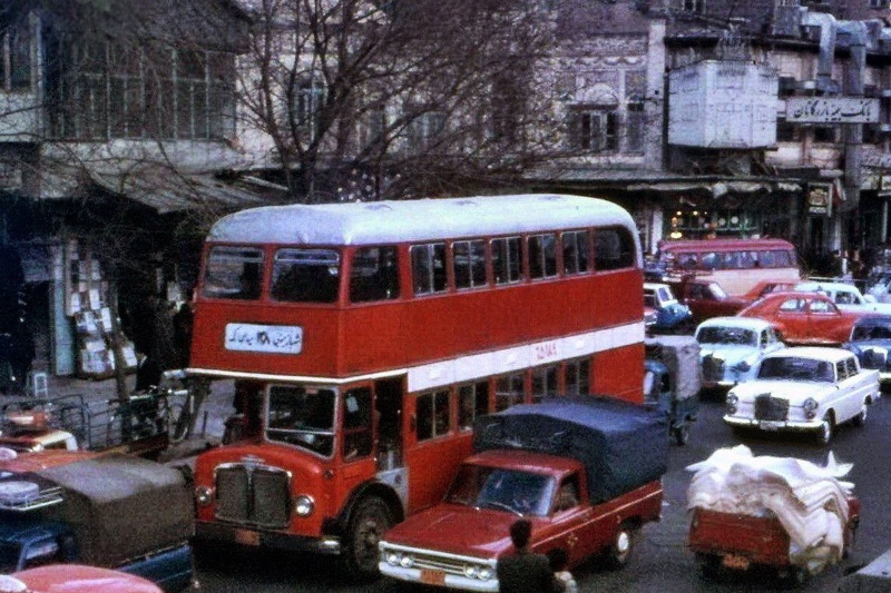 سفر به تهران قدیم؛ خودروهای رنگی و غول‌ قرمز در ترافیک دهه ۴۰!