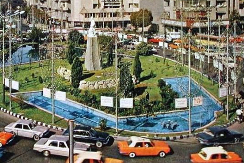 سفر به تهران قدیم؛ نمای دیدنی از میدان فردوسی و خودروهای رنگارنگ!