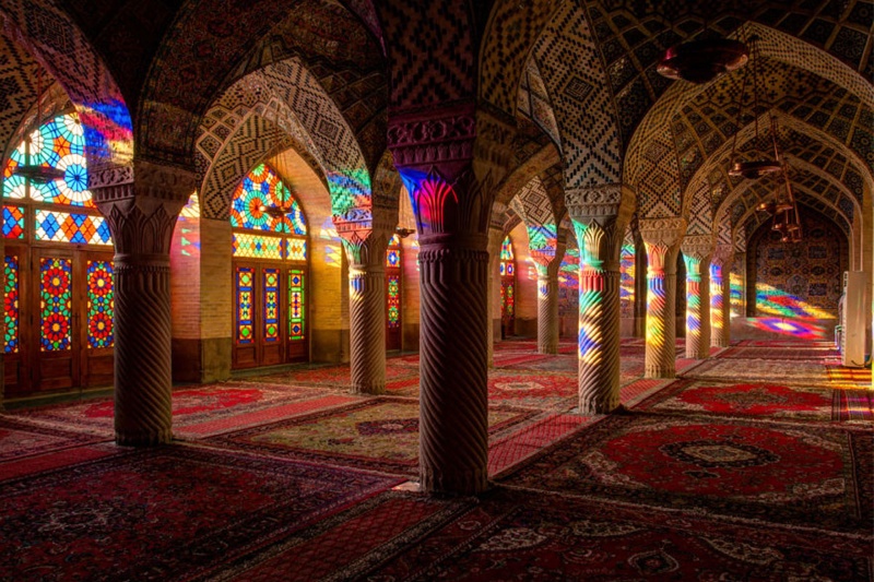 زیباترین پنجره‌های شیشه‌ای جهان؛ جادوی نور از مسجد نصیر تا برزیل