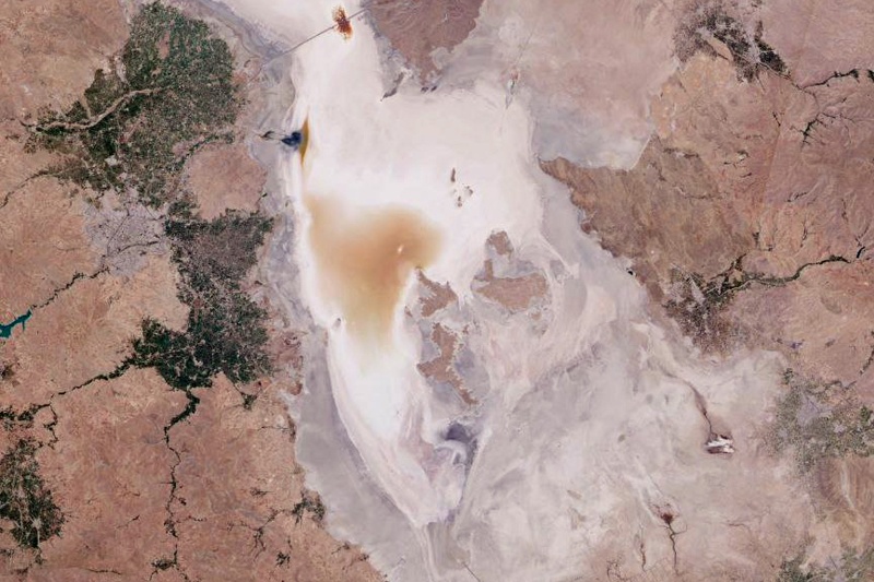 خشکی دریاچه ارومیه عامل افزایش گرما در آذربایجان!