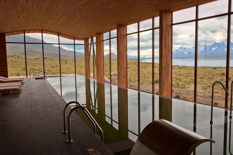 زیباترین استخرهای رویایی هتلها؛ جایی که معماری و آب به هم میرسند زیباترین استخرهای رویایی هتلها؛ جایی که معماری و آب به هم میرسند