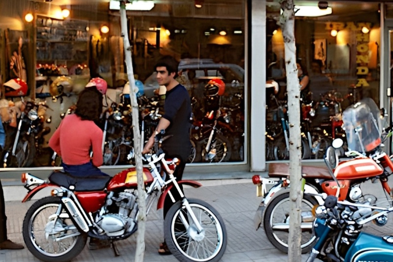 سفر به تهران قدیم؛ هوندا فروشی جذاب در دهه ۵۰!