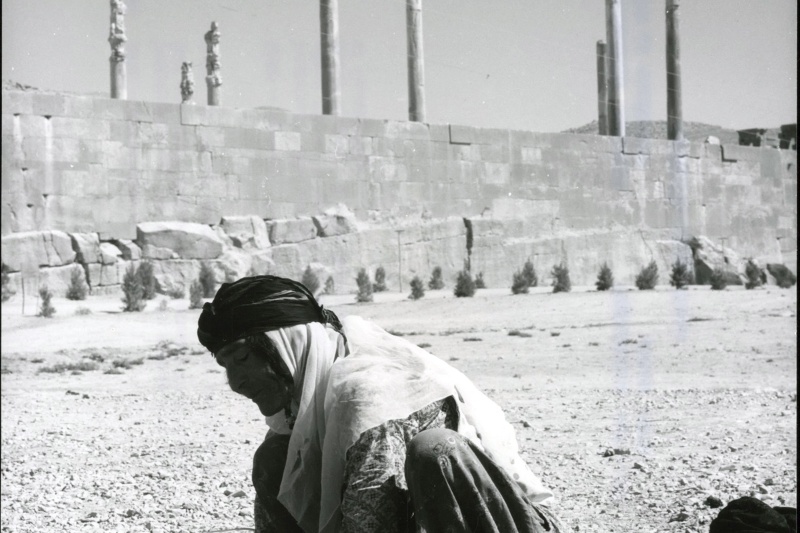 سفر به ایران قدیم؛ روزمره زن عشایر در کنار تخت جمشید