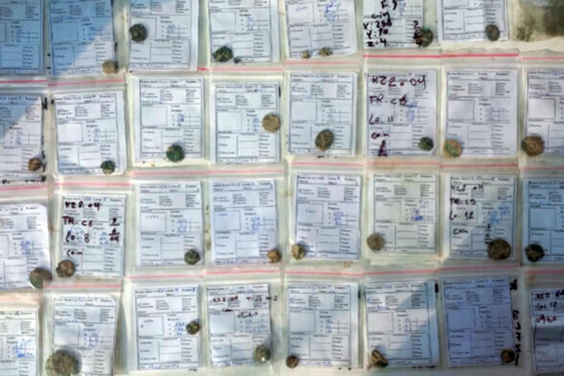 کشف شگفت‌انگیز در اصفهان ؛ ۱۰۰ سکه تاریخی در کمرزرین