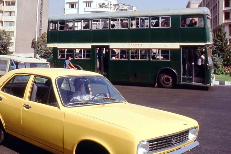 سفر در تاریخ تهران؛ اتوبوس و ماشین‌های خوش رنگ در دهه ۵۰