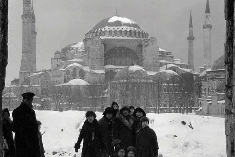 سفر در تاریخ؛ قاب سیاه و سفید از ایاصوفیه برفی!