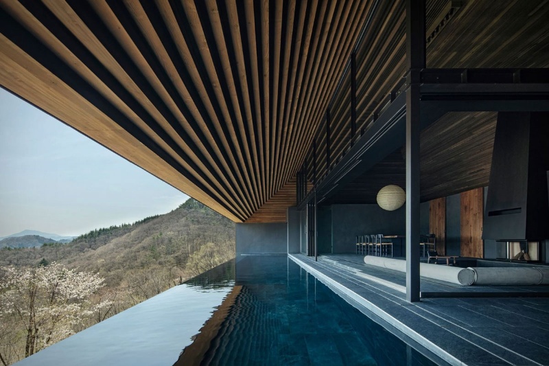 اقامتگاهی در دل کوه‌های ژاپن؛ تجربه آرامش و طراحی مینیمال