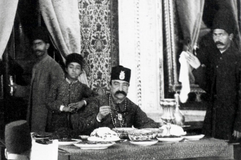 ناهار ناصرالدین‌شاه در صاحبقرانیه؛ تصویری کمیاب از دربار قاجار