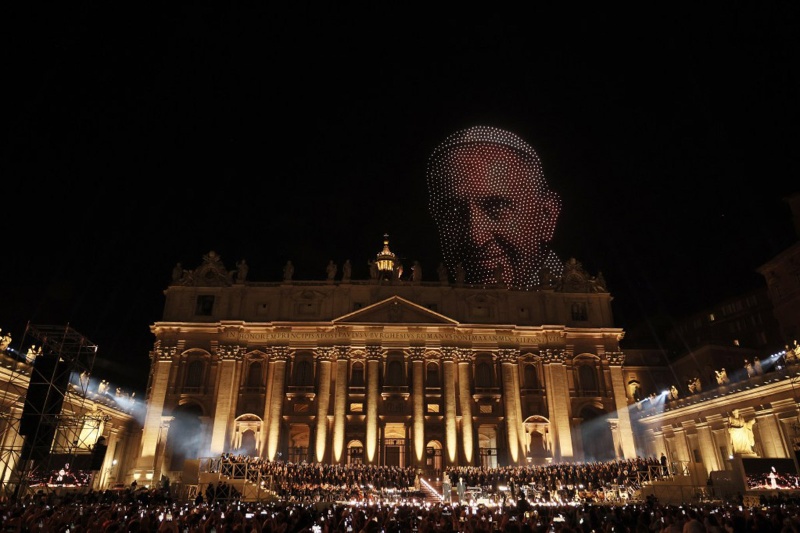 نمایش تماشایی پهپادها بر فراز واتیکان؛ بازآفرینی شاهکار میکلآنژ و مریم مقدس نمایش تماشایی پهپادها بر فراز واتیکان؛ بازآفرینی شاهکار میکلآنژ و مریم مقدس