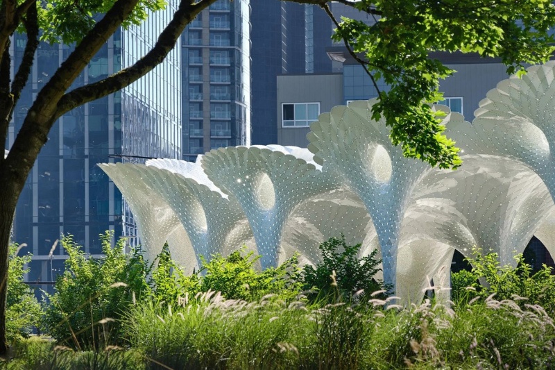 رقص نور و سایه زیر چتری از آلومینیوم؛ روایتی از یک سازه زنده