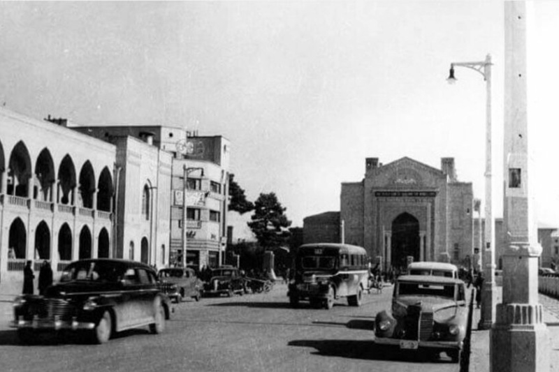 سفر به تهران قدیم؛ خودروهای عتیقه در میدان توپخانه