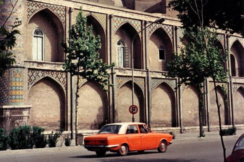 سفر به تهران قدیم؛ قاب تاریخی پیکان نارنجی و مسجد ممنوعه در دهه ۵۰