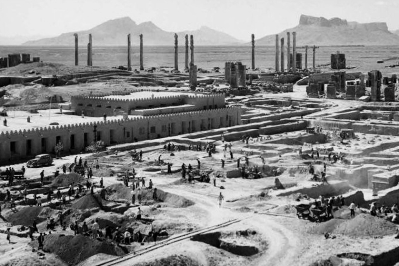 تصویری از کاوش سرنوشت‌ساز؛ کلنگ‌زنی کارگران در تخت‌جمشید