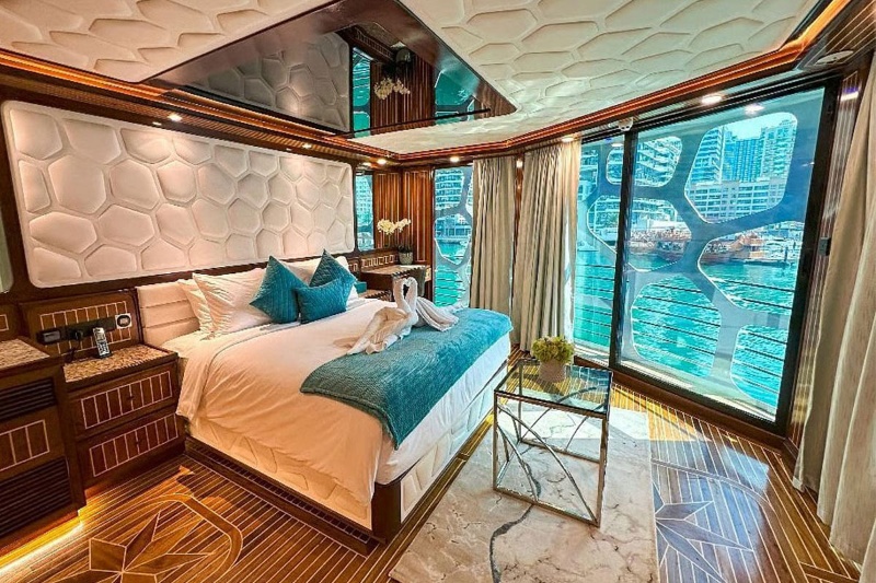 اولین هتل شناور در ابوظبی افتتاح شد